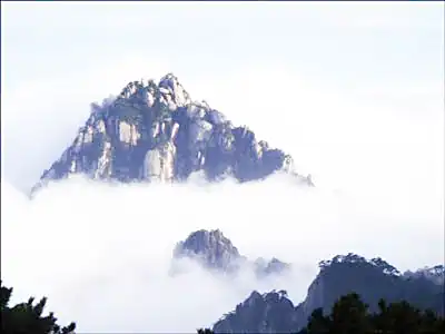 黄山云海翻涌，山峰若隐若现，如仙境般梦幻