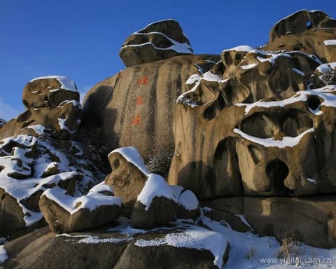 黄山怪石形态各异，栩栩如生，如大自然的艺术杰作