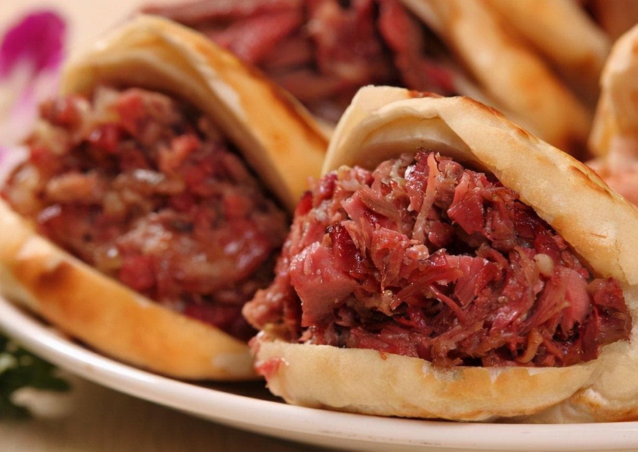 河北驴肉火烧 - 新鲜驴肉夹入酥脆火烧的河北传统名吃