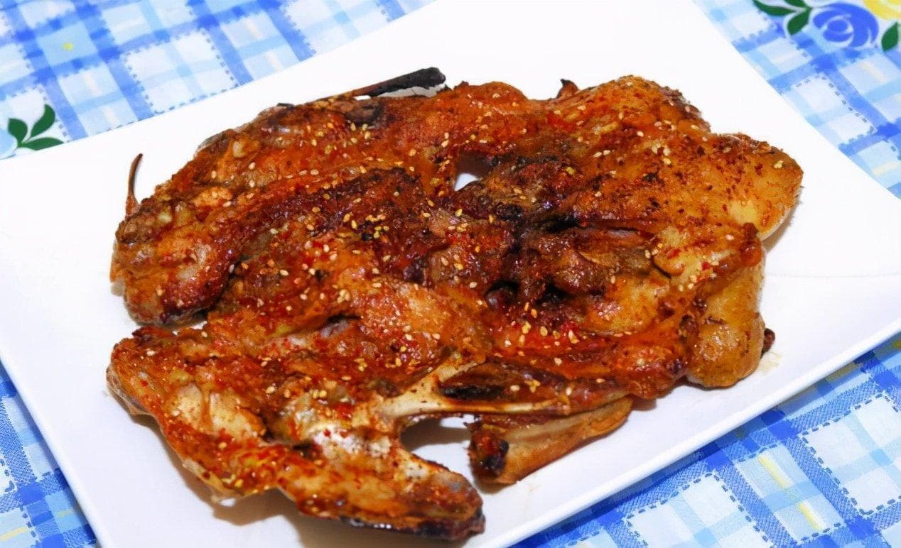 辽宁鸡架 - 独特腌制和烹饪的东北特色小吃